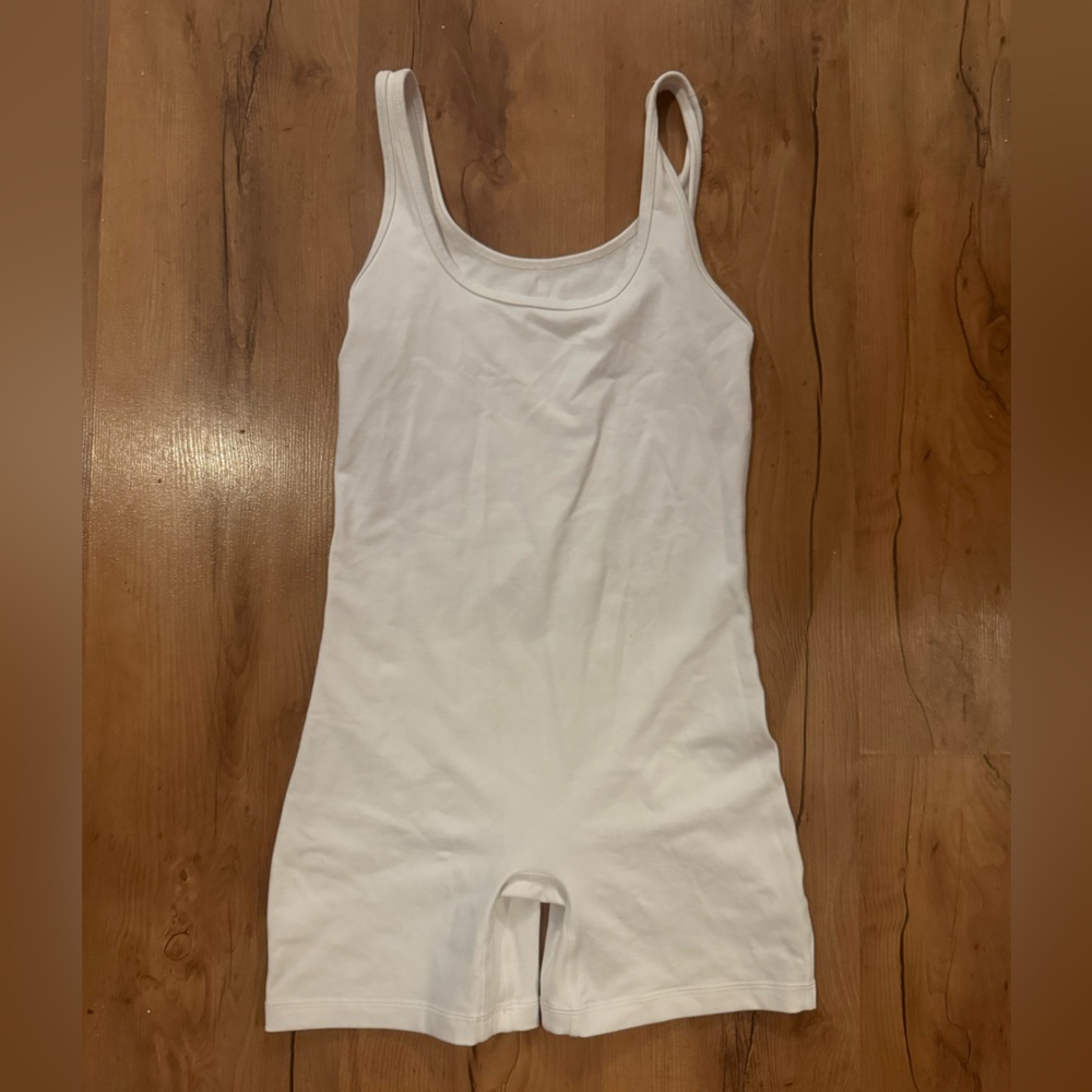 Aritzia Golden Logo White Sleeveless Tank - Picture 4 of 4